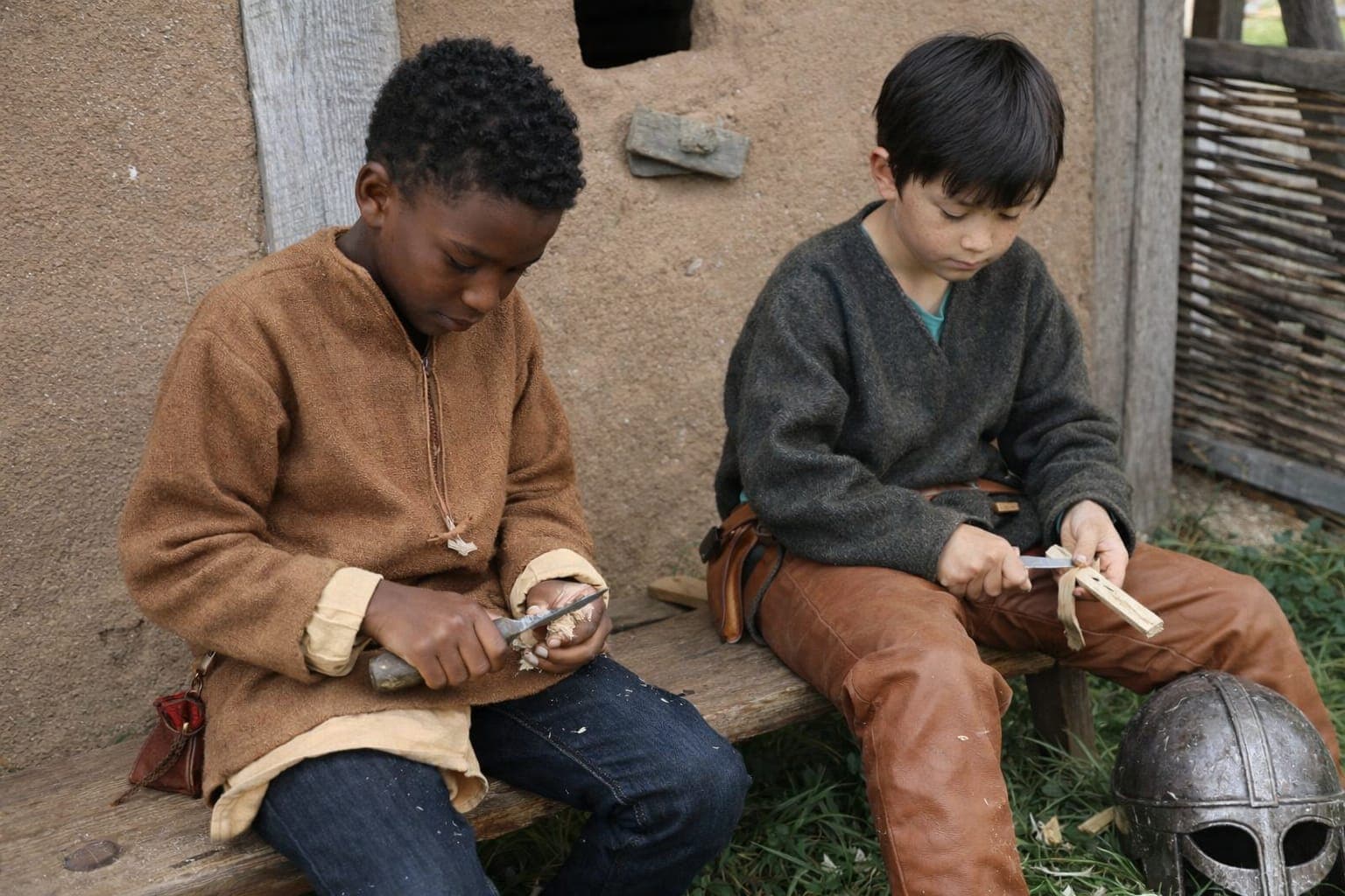 Kinder lernen wikingerzeitliches Handwerk im Museum